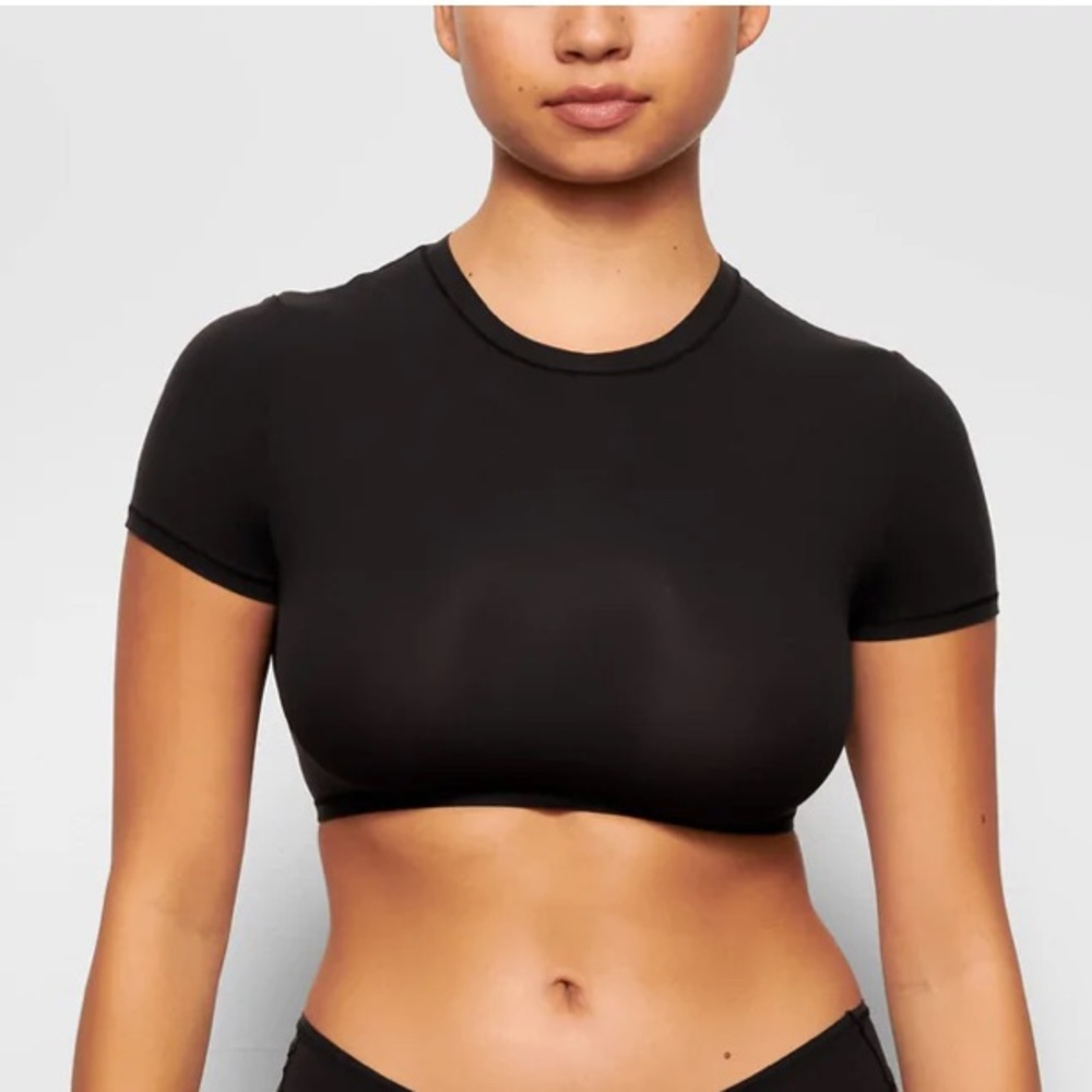 SOLD- SKIMS FITS EVERYBODY SUPER CROPPED T-SHIRT in Black Size XS
